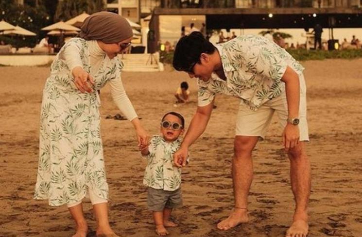 Beda Gaya Artis Momong Anak di Pantai (Instagram/@rizkybillar)
