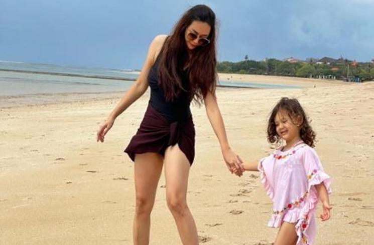 Beda Gaya Artis Momong Anak di Pantai (Instagram/@aurakasih)