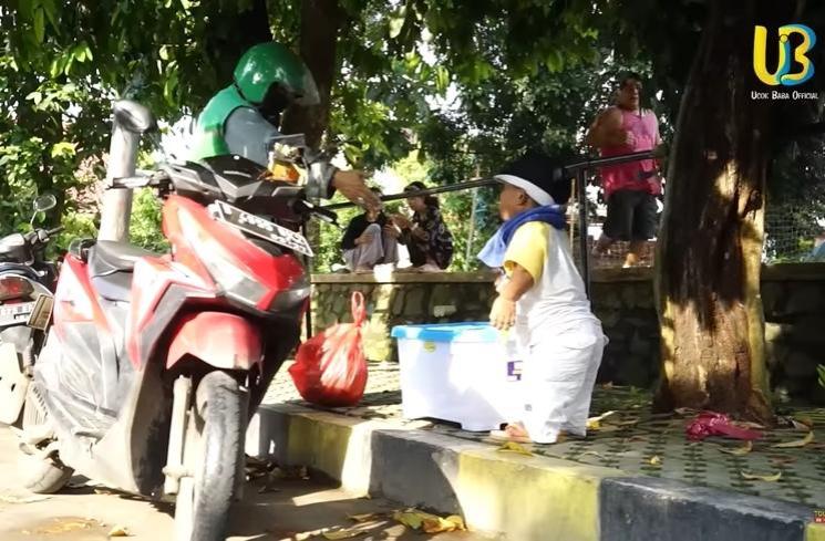 Momen Ucok Baba jualan lato-lato (YouTube/Ucok Baba official)