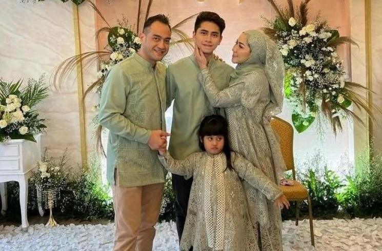 Kedekatan Ferry Irawan dan Anak Venna Melinda. (Instagram/ferryirawanreal)
