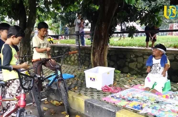 Momen Ucok Baba jualan lato-lato (YouTube/Ucok Baba official)