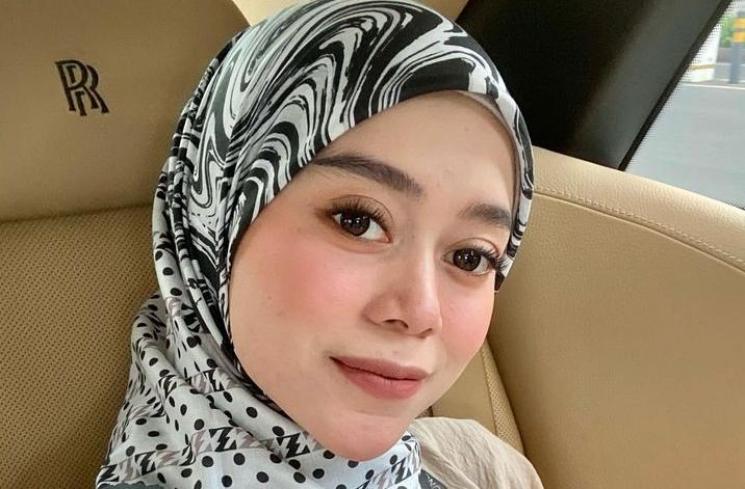 Gaya Hijab Biduan Cantik di Indonesia (Instagram/@lestykejora)
