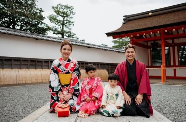Gaya Artis Pakai Kimono Jepang. (Instagram/@chealseaoliviaa)