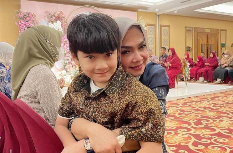 Mama Rieta dan Rafathar. (Instagram/rieta_amilia)