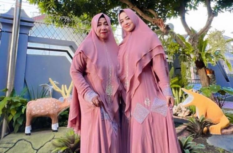 Gaya Hijab Biduan Cantik di Indonesia(Instagram/@dewiperssik9)