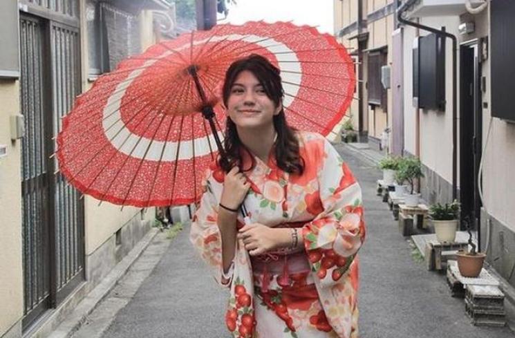 Gaya Artis Pakai Kimono Jepang. (Instagram/@cassandraslee)