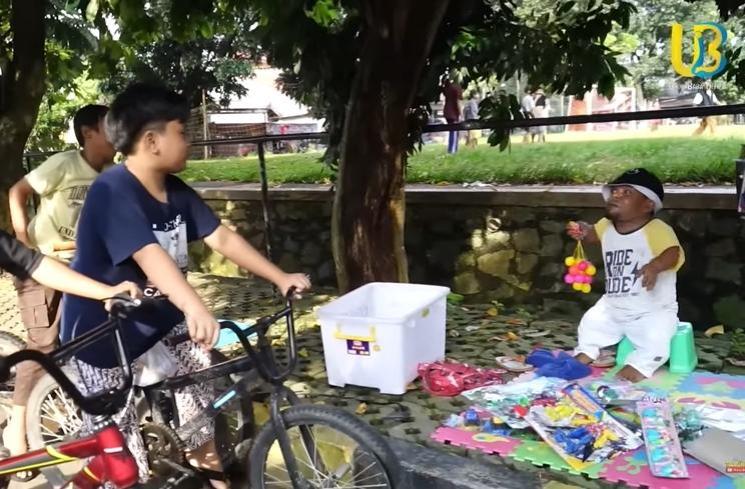 Momen Ucok Baba jualan lato-lato (YouTube/Ucok Baba official)
