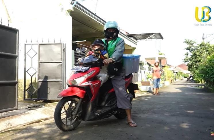 Momen Ucok Baba jualan lato-lato (YouTube/Ucok Baba official)