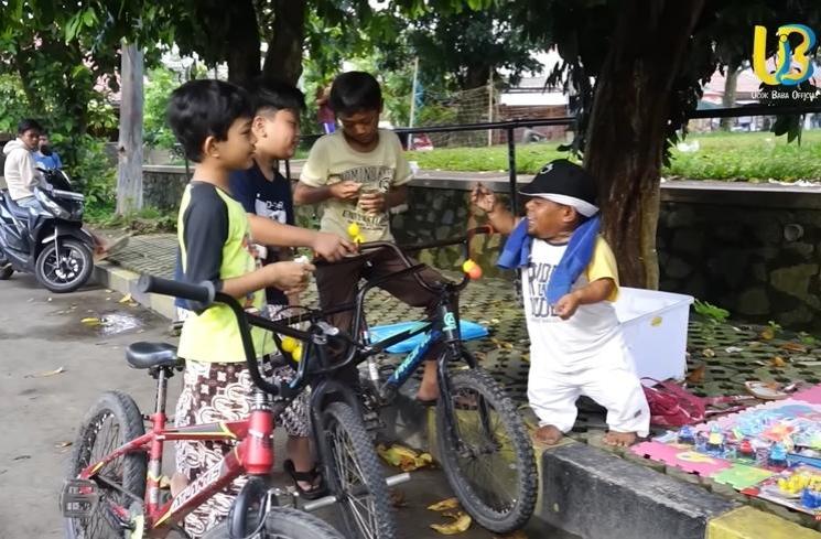 Momen Ucok Baba jualan lato-lato (YouTube/Ucok Baba official)