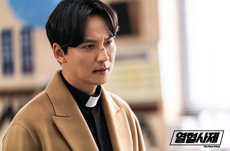 Aktor jadi pendeta di drama korea (Hancinema)