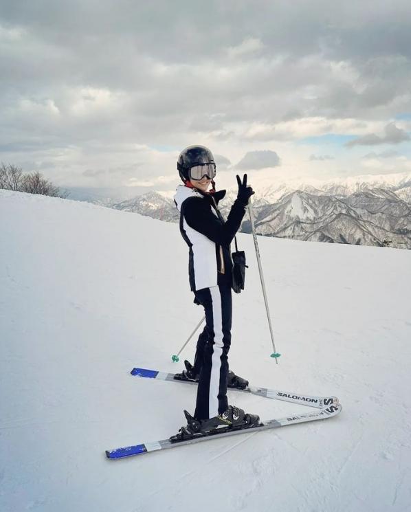 Artis Main Ski di Salju(Instagram/@therealdisastr)