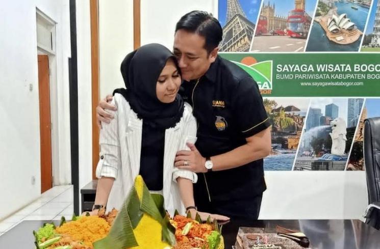 Potret mesra Ivan Fadilla dan istri. (Instagram/@ir.ivanfadilla)