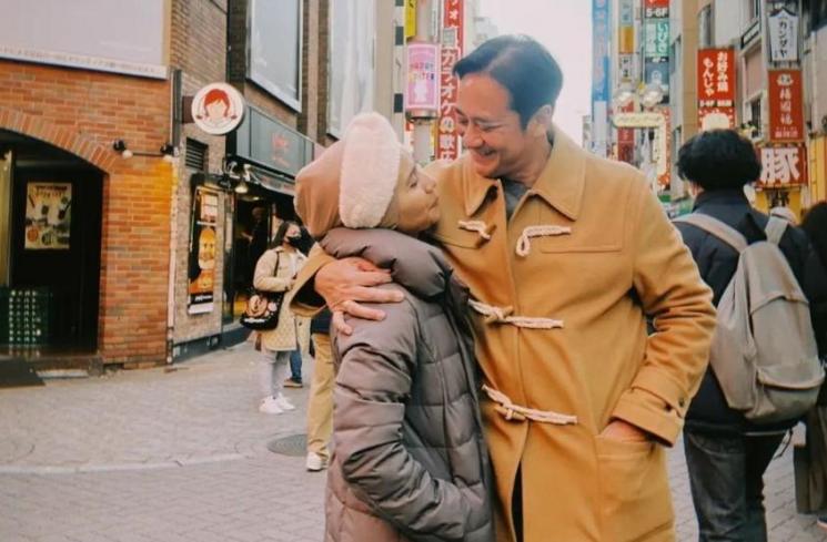 Potret mesra Ivan Fadilla dan istri. (Instagram/@nyaisarni2)