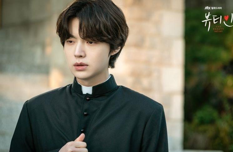 Aktor jadi pendeta di drama korea (Hancinema)