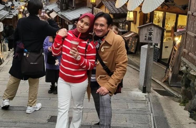 Potret mesra Ivan Fadilla dan istri. (Instagram/@nyaisarni2)