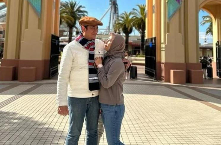 Potret mesra Ivan Fadilla dan istri. (Instagram/@nyaisarni2)