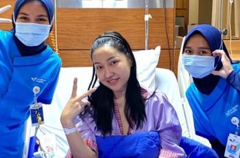 10 Potret Lucinta Luna Dirawat di RS, Gelang Berwarna Putih Bikin Salfok