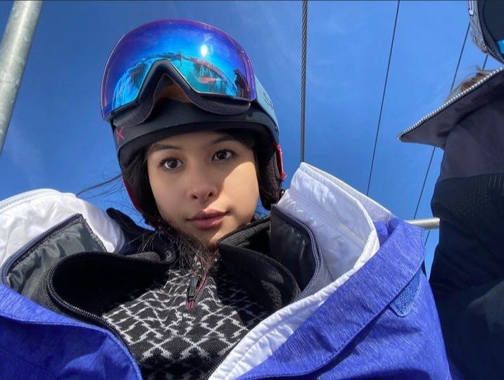 Artis Main Ski di Salju(Instagram/@maudyayunda)