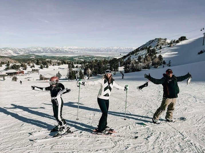 Artis Main Ski di Salju(Instagram/@ramadhaniabakrie)