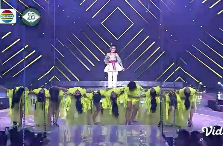 Detik-detik Ayu Ting Ting Jatuh di Panggung. (YouTube/Indosiar)