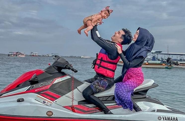 Seleb Dihujat karena Pola Asuh Anak (Instagram/@riaricis1795)