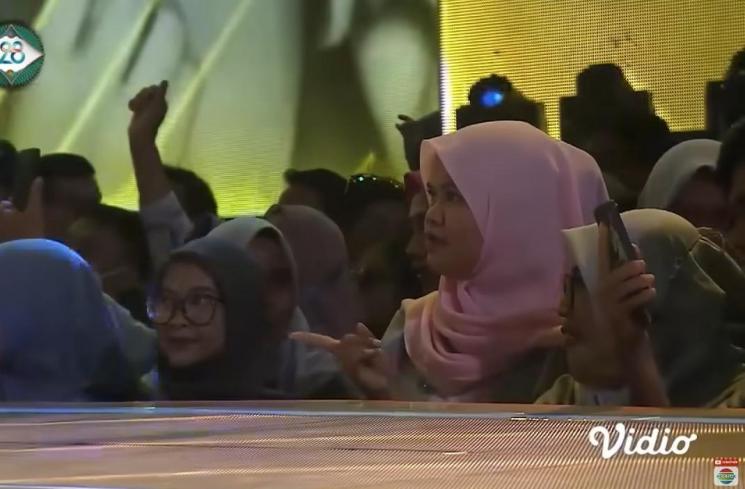 Detik-detik Ayu Ting Ting Jatuh di Panggung. (YouTube/Indosiar)