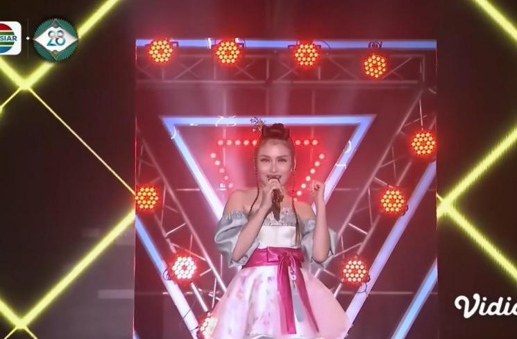 Detik-detik Ayu Ting Ting Jatuh di Panggung. (YouTube/Indosiar)