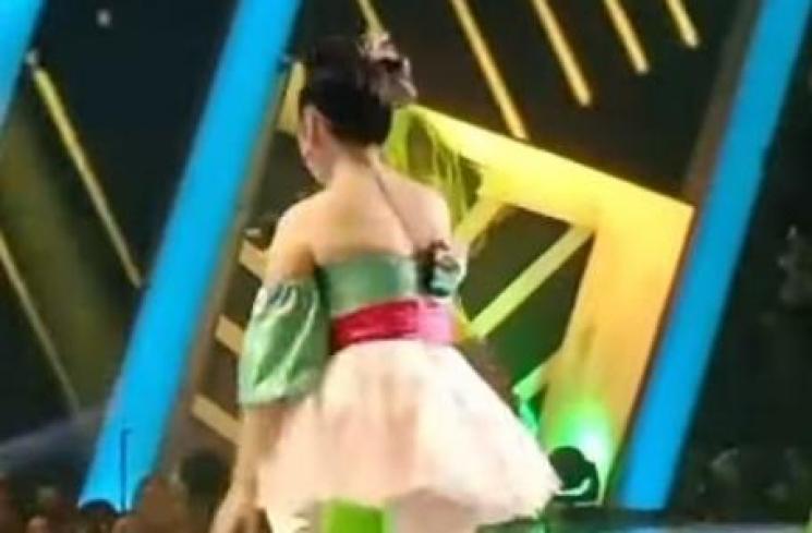 Detik-detik Ayu Ting Ting Jatuh di Panggung. (YouTube/@alifiankelana)
