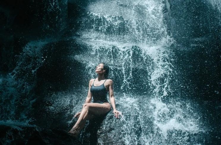 Potret Seksi Sabda Ahessa dan Wulan Guritno di Sungai (instagram/@wulanguritno)