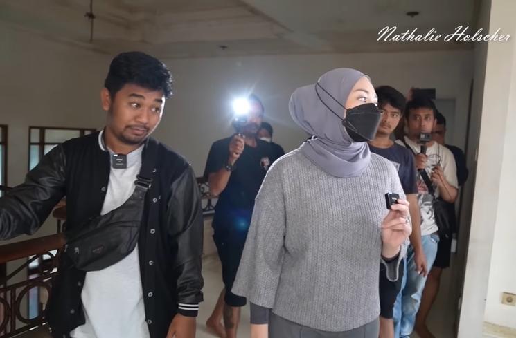 Momen Nathalie Holscher ke rumah Tiko (YouTube/NATHALIE HOLSCHER)