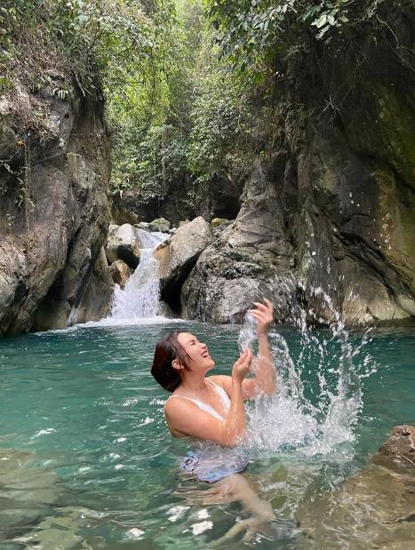 Artis Main di Air Terjun. (Instagram/ayutingting92)