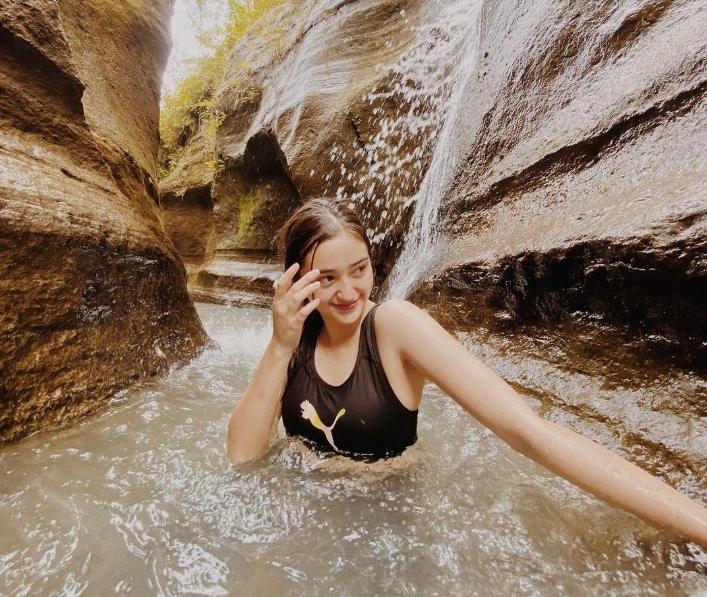 Artis Main di Air Terjun. (Instagram/rantymaria)