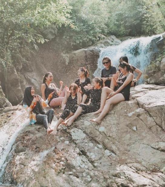 Artis Main di Air Terjun. (Instagram/syahnazs)