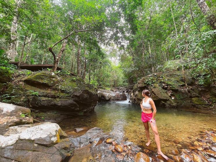 Artis Main di Air Terjun. (Instagram/pevpearce)