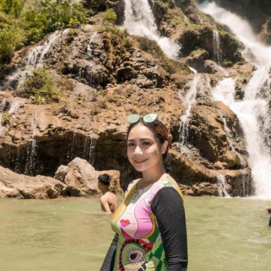 Artis Main di Air Terjun. (Instagram/raffinagita1717)