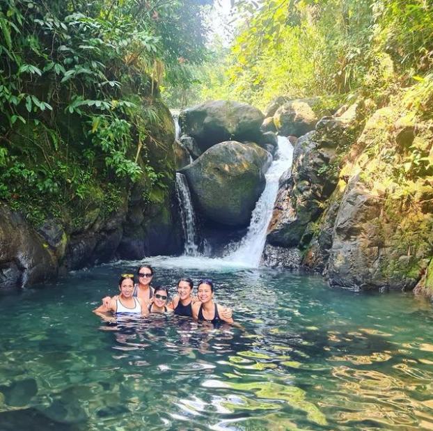 Artis Main di Air Terjun. (Instagram/therealdisastr)