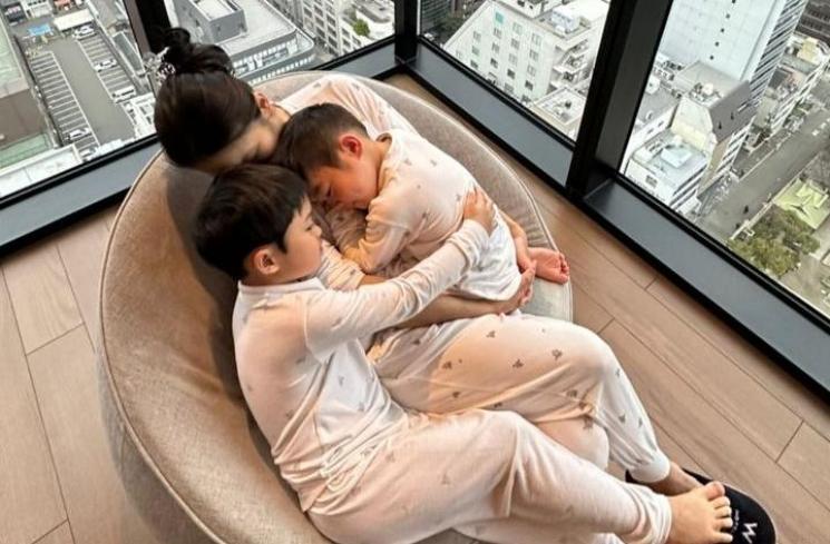 Potret Sandra Dewi dan suami jalan-jalan di Jepang. (Instagram/@sandradewi88)