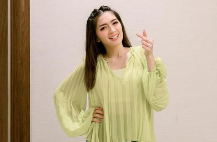 Artis ngaku menyesal bercerai (Instagram/@realangelkaramoy)