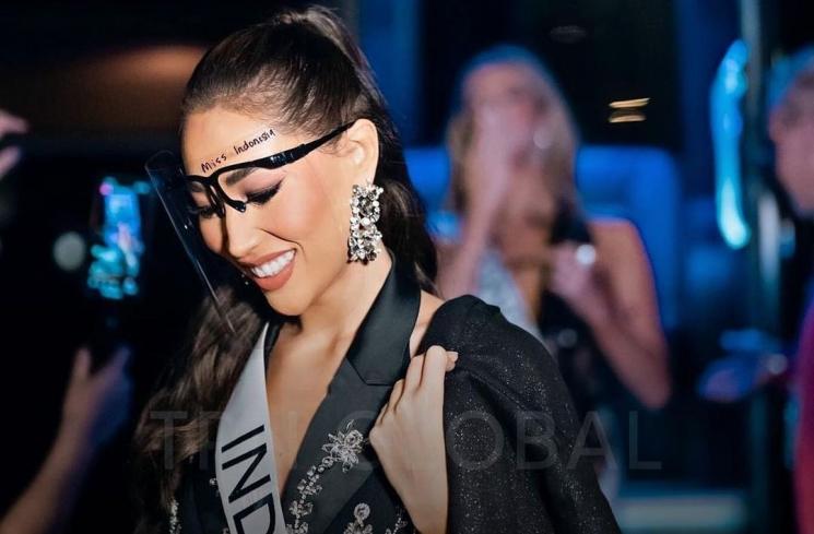 Potret Laksmi De-Neefe di Ajang Miss Universe (Instagram/@officialputeriindonesia)