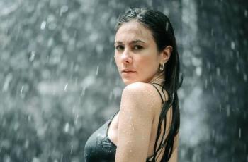 10 Artis Main di Air Terjun, Wulan Guritno Pamerkan Body Goals