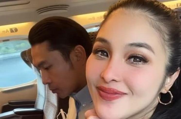 Potret Sandra Dewi dan suami jalan-jalan di Jepang. (Instagram/@sandradewi88)
