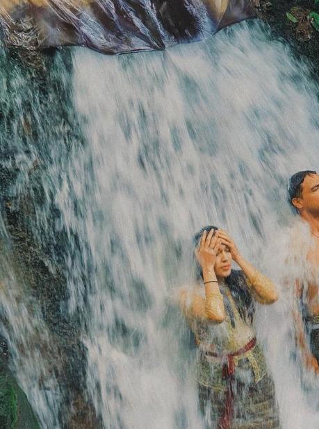 Artis Main di Air Terjun. (Instagram/hamishdw)