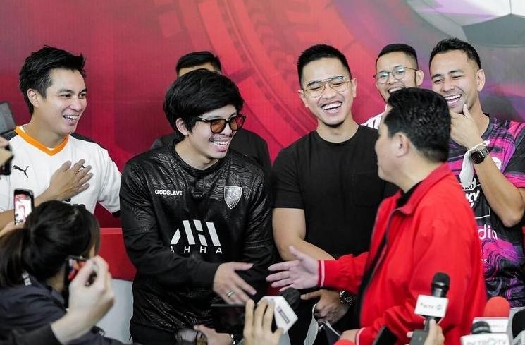 Momen Artis dan Youtuber antar Erick Thohir Daftar Ketum PSSI (Instagram/@attahalilintar)