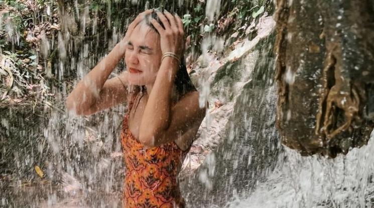 Artis Main di Air Terjun. (Instagram/lunamaya)