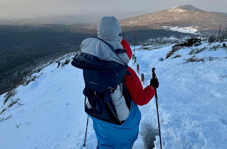 Aksi Lee Si Young Gendong Anak Naik Gunung (instagram/@leesiyoung38)
