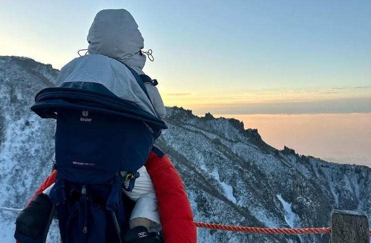 Aksi Lee Si Young Gendong Anak Naik Gunung (instagram/@leesiyoung38)