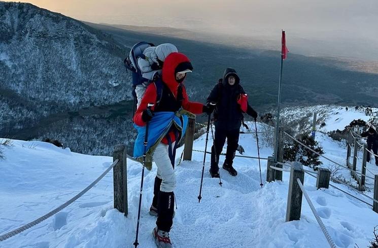 Aksi Lee Si Young Gendong Anak Naik Gunung (instagram/@leesiyoung38)