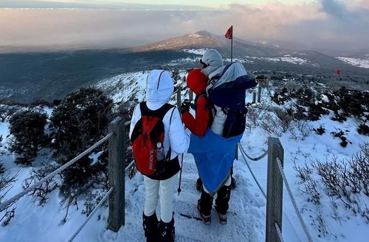 Aksi Lee Si Young Gendong Anak Naik Gunung (instagram/@leesiyoung38)