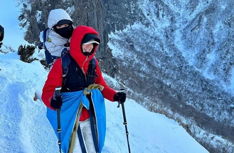 Aksi Lee Si Young Gendong Anak Naik Gunung (instagram/@leesiyoung38)