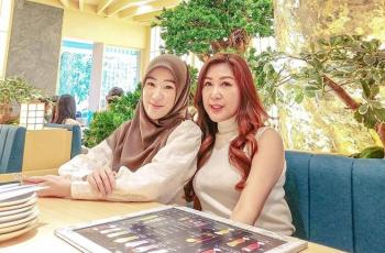 9 Potret Kompak Seleb dan Ibu yang Beda Agama, Bikin Adem